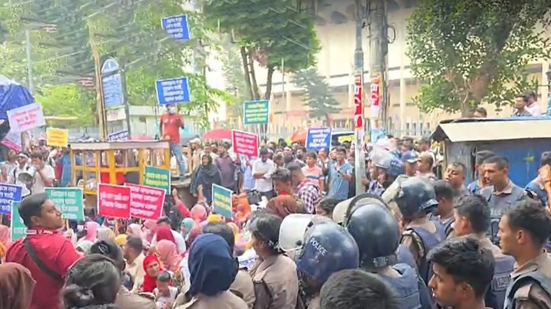 শাহবাগে আবারও মুখোমুখি শিক্ষক-পুলিশ